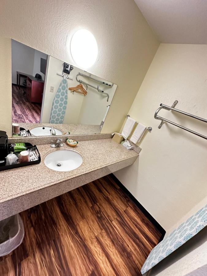 Regency Inn Iola Buitenkant foto