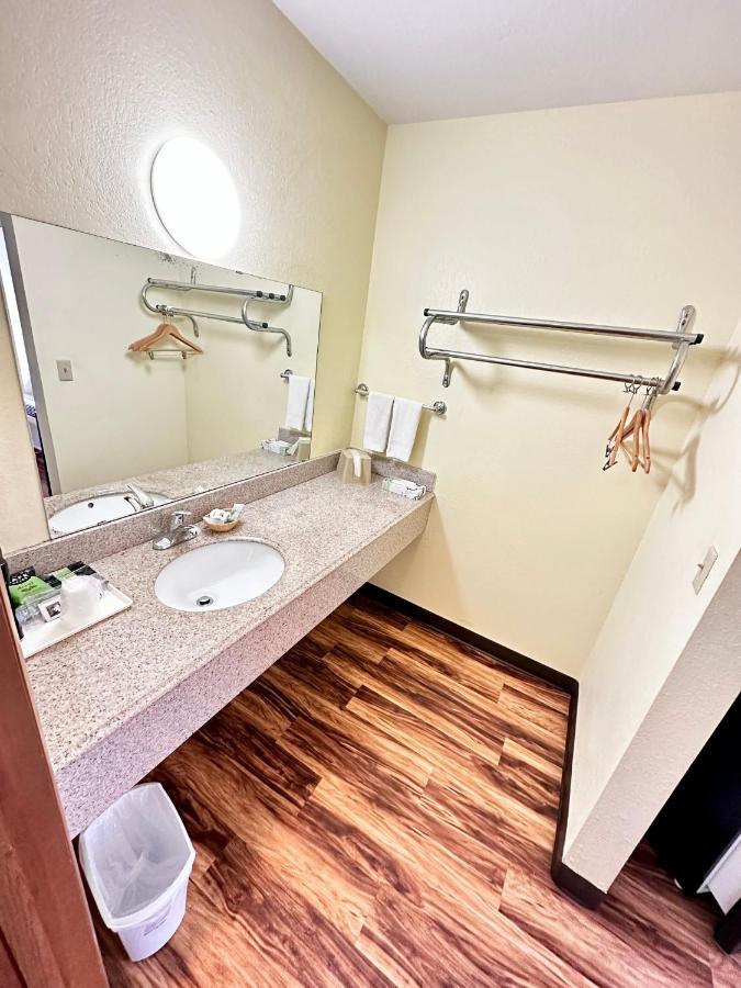 Regency Inn Iola Buitenkant foto
