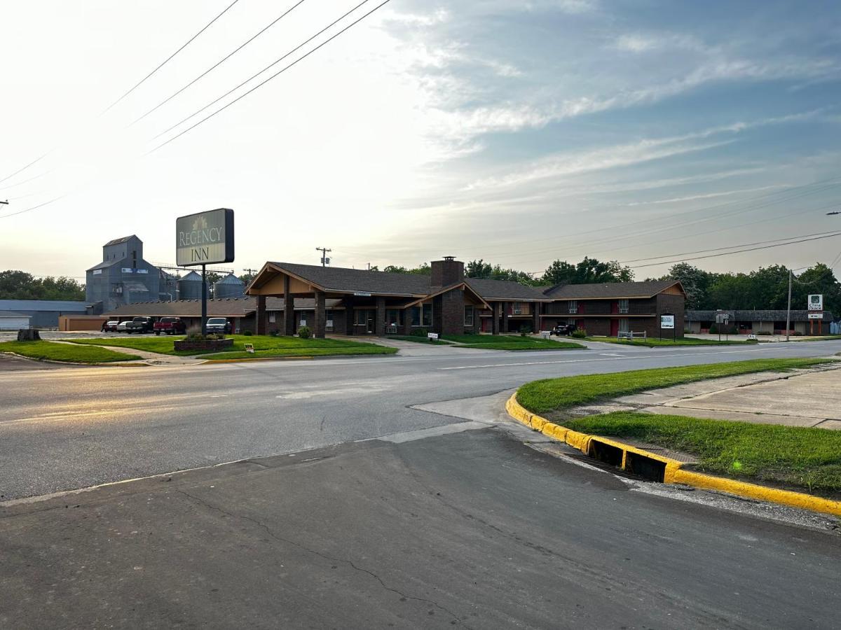 Regency Inn Iola Buitenkant foto